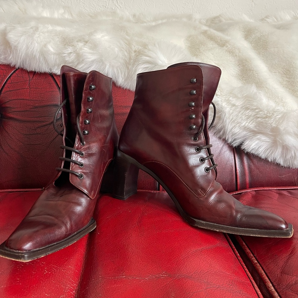 Joan Helpern Maroon Leather Lace Book Size 10, fits size 9/10 with tapering tip